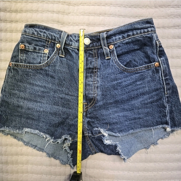 Levi's 501 Jean Shorts- Size 25 Blue Button Fly Raw Edge Demin Daisy Duke Cutoff - Picture 6 of 9